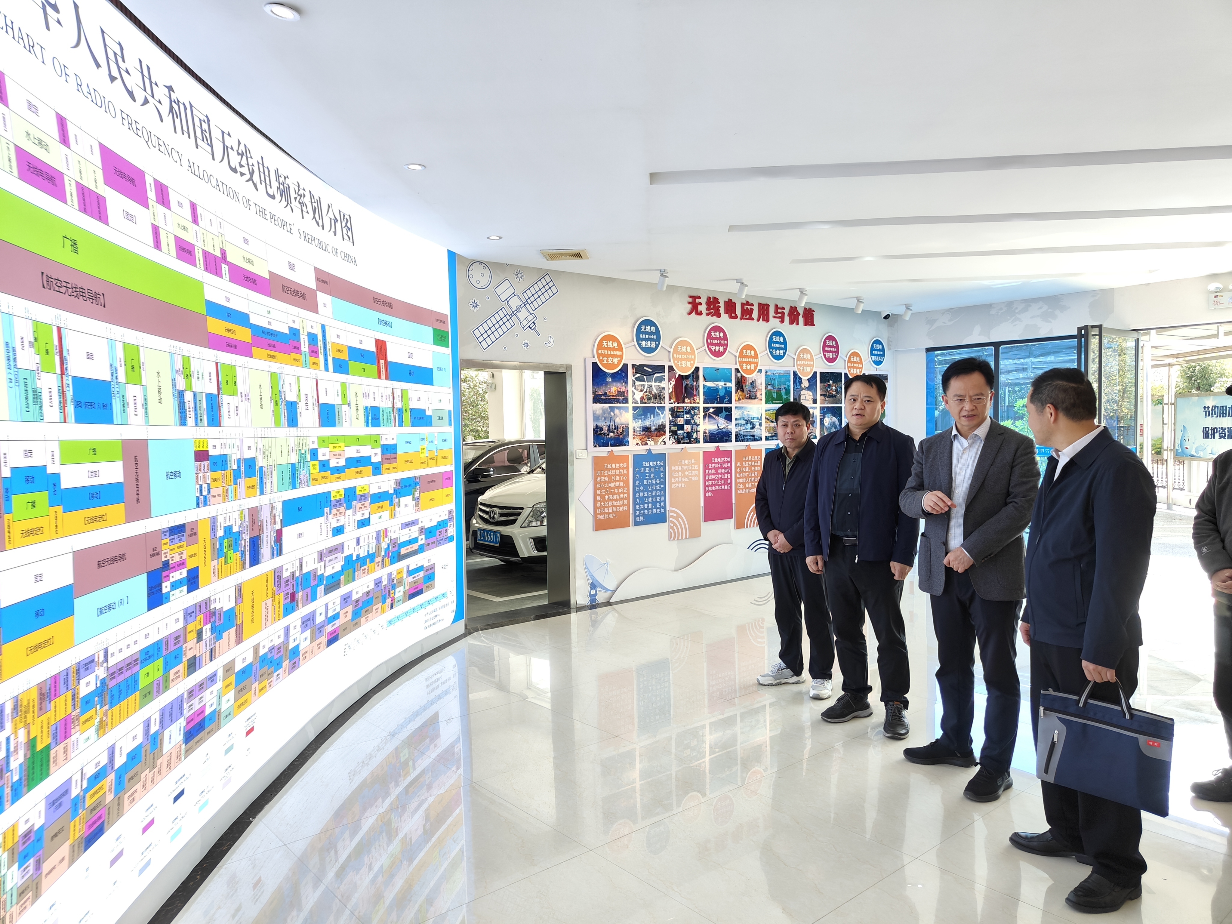 图1:王永超厅长实地查看无线电管理科普展厅11.jpg